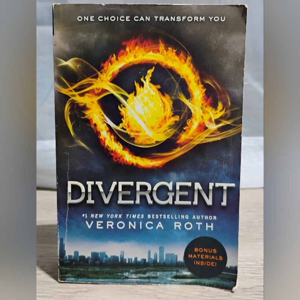 Divergent by Veronica Roth Paperback